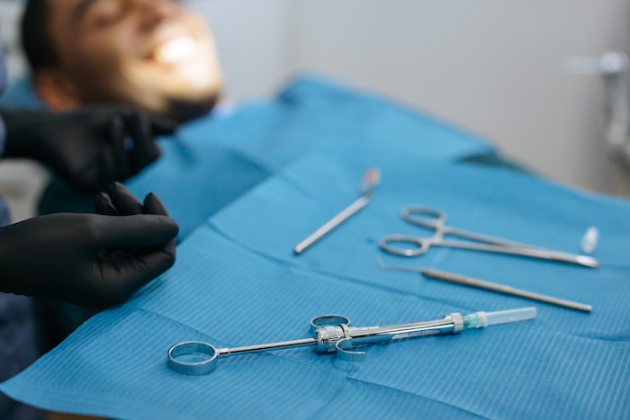 A anestesia é uma técnica usada para inibir a dor ou qualquer outra sensação durante uma cirurgia ou procedimento doloroso