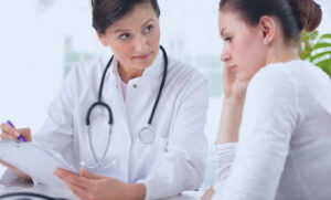 Consulta com nefrologista: paciente e médico discutem saúde renal em clínica.