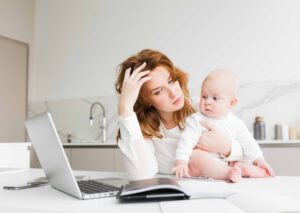 Mãe sorridente segurando seu bebê nos braços,