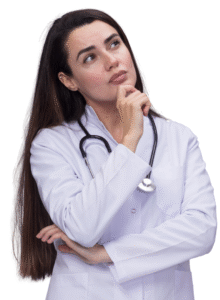 
Uma imagem de estúdio de uma médica ou profissional de saúde, com cabelos escuros e compridos, vestindo um jaleco branco e um estetoscópio. Ela tem uma expressão pensativa, com o queixo apoiado na mão direita e os olhos voltados para cima, como se estivesse refletindo sobre algo. O fundo é completamente branco.