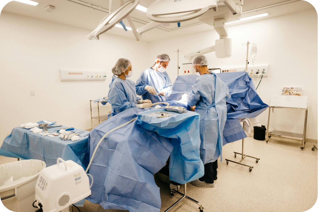 Equipe de cirurgiões do Hospital Santa Júlia realizando procedimento em centro cirúrgico moderno, destacando a excelência e a tecnologia usada nas cirurgias transmitidas ao vivo no congresso.